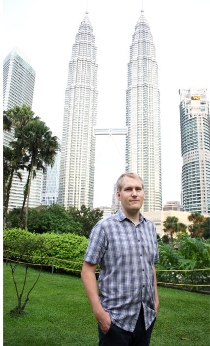 Vuonna 1998 valmistuneet  452 metriä  korkeat pilven­piirtäjät, Petronas Twin Towers, ovat Kuala Lumpurin tunnetuin maamerkki.