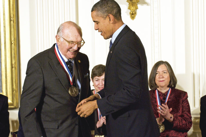 Presidentti Obama myönsi pikaliiman keksijä Cooverille vuonna 2009 National Medal of  Technology and Innovation -palkinnon.